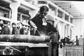 A female forced laborer from the Ukraine, welding piping in I.G. Auschwitz'© Fritz Bauer Institute (Zahn papers)